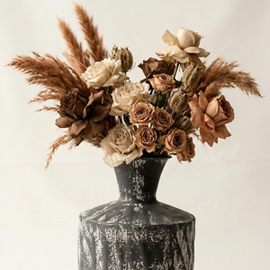 Vase à fleurs artisanal texturé noir, finition rustique noire avec des accents blancs vieillis pour une décoration intérieure moderne - Product Image 3