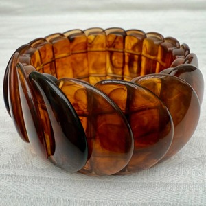 Brazalete de Resina Moderno Color Ámbar con Diseño de Corte Exquisito, Regalo Promocional Novedoso - Product Image 5