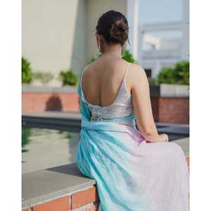 Sari de mariage élégant et raffiné pour femmes, sari de créateur stylé, idéal pour la mariée, sari bleu avec manches spaghetti. - Product Image 2