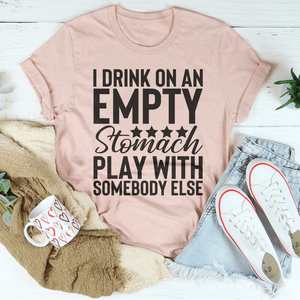 T-shirt da uomo con stampa 'I Drink on an Empty Stomach' - Product Image 3