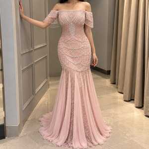 Vestido de noche de satén rosa rubor estilo sirena con corsé bordado de cuentas en los hombros, mangas con flecos y bordado de cristales, largo hasta el suelo y cintura imperio. - Product Image 5