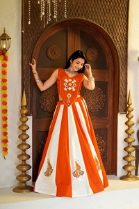 Lehenga Choli traditionnel indien pour femmes, orange et blanc rayé, brodé, robe de mariée en coton longue pour danseuses - Product Image 3