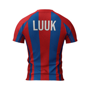 T-shirt de sport pour homme, col rond, manches courtes, rayures rouge et bleu, compression, impression par sublimation, séchage rapide, coupe classique. - Product Image 2