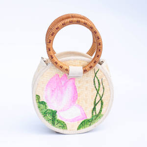 Bolso redondo tejido a mano con forma de hoja y patrón de loto rosa – Accesorio artesanal premium de hoja de palma de Vietnam - Product Image 1