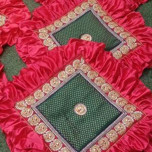 Lujoso juego de alfombras decorativas para pooja, hechas a mano, con bordes rizados de raso rojo intenso y detalles estilo kundan. - Product Image 1