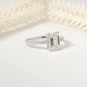 Anillo de Compromiso con Diamante Cultivado en Laboratorio, Corte Esmeralda, Certificado IGI, de 0.5 a 3 Quilates, en Oro Sólido de 14K, Solitario, Media Eternidad en Platino - Product Image 4