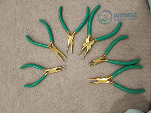 Juego de 6 Pinzas Profesionales para Hacer Joyas, Acabado Dorado, Mango Verde, Herramientas para Cortar Alambre, Hacer Lazos y Abalorios - Product Image 1