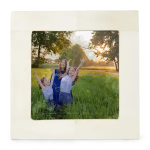 Cadre photo pour bébé avec incrustation d'os au design unique Cadeau unique pour les annonces de naissance et les baptêmes disponibles à la vente - Product Image 4