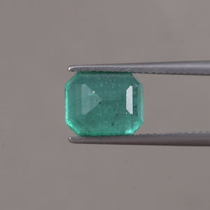 Esmeralda Verde Natural Certificada por IGI, Corte Octogonal de 3.75 Quilates, 9.5x8mm, Tallada a Mano, Pulida, Encerada/Aceitada, Excelente Brillo - Product Image 3