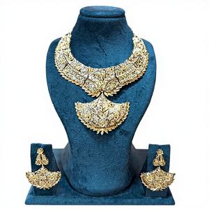 Conjunto de Collar con Diseño de Hojas en Acabado Dorado de Lujo con Colgante de Diseñador y Pendientes a Juego 63109 - Product Image 1