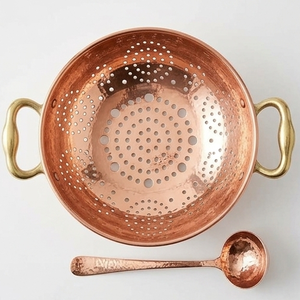 Passoire en cuivre martelé avec poignées en laiton et bol égouttoir perforé - Product Image 2