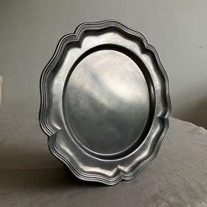 Assiette de présentation en laiton avec bordure moulée, finition étain antique, pour la restauration, utilisation alimentaire, compatible lave-vaisselle - Product Image 1