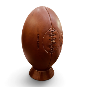 Ballon de rugby en cuir pleine fleur gaufré à chaud, 4 panneaux, style années 1900, patine antique, cuir et bois restaurés, vieilli et ciré, sport et décontracté - Product Image 4