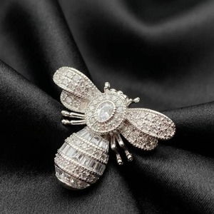 Broche de Abeja con Diamantes, Insecto Abeja, Plata de Ley 925, Chapado en Oro Blanco de 14k, Certificado IGI/GRA, Minimalista para Boda - Product Image 2