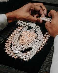 Colgantes Personalizados de Moissanita Helada con Engaste Completo de Plata 925 para Letras Certificadas de Lujo, Diseño Único y Personalizado - Product Image 2