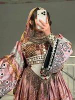 Robe traditionnelle afghane Kuchi rose exquise avec corsage richement brodé et jupe évasée volumineuse, cousue à la main, style ethnique