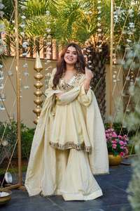 Ensemble prêt-à-porter en soie avec dentelle et broderies miroir, haut, bas et dupatta, entièrement cousu - Product Image 1
