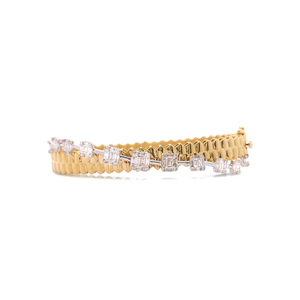 Bracelet de mariage classique pour femme en or plaqué 10 carats avec diamant taille Asscher serti en canal et design géométrique - Product Image 1