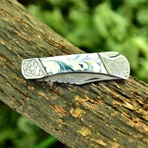 Couteau pliant artisanal en acier Damas avec fourreau en cuir pour la chasse et l'extérieur - Product Image 2