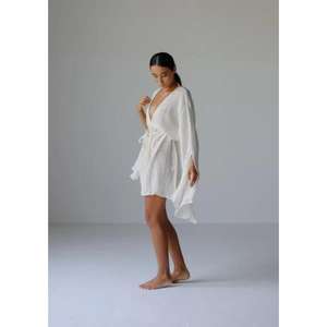 เดรสสั้นสีขาวคอวีสำหรับผู้หญิง แขนกิโมโนสไตล์โบฮีเมียน ทรงหลวม ใส่สบาย เหมาะสำหรับฤดูร้อน ชายหาด พร้อมเชือกผูกเอว สวมใส่สบายๆ สำหรับวันพักผ่อน - Product Image 4