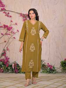 Ensemble de costume droit brodé vert olive de qualité supérieure avec pantalon et dupatta assortis pour femme, idéal pour les occasions festives et ethniques - Product Image 3