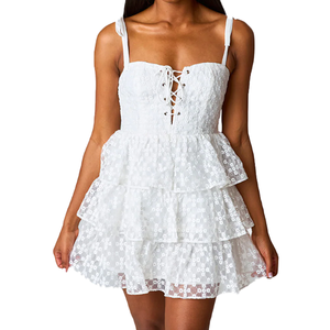 Vestido de fiesta de dos piezas con corsé de encaje blanco hecho a medida, minivestido escalonado con tirantes finos, escote corazón y volantes, ideal para fiestas de hermandad. - Product Image 3