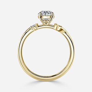 Anillo de Compromiso con Corte de Pera de 2 Quilates, Oro Amarillo de 14 Quilates, Piedras Laterales Redondas, Banda Entrecruzada, Fabricante de Joyería Fina Personalizada, Venta al Por Mayor - Product Image 2