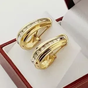 Pendientes Hoop Huggie con diamantes simulados de corte redondo de 2 quilates en chapado en oro amarillo de 14 quilates - Product Image 3