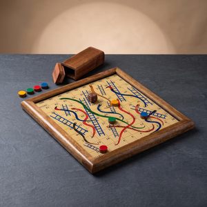 Jeu de serpents et d'échelles en bois avec des pièces en bois colorées et des dés, design classique - Product Image 5