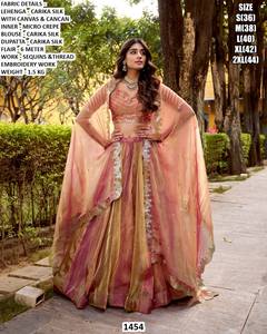 Vestido de novia tradicional de seda Carika Noor-e-Peach Bridal Lehenga Choli, largo hasta el suelo, con protección solar y características de secado rápido. - Product Image 1