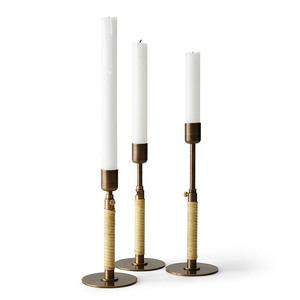 Juego de Portavelas de Metal con Acabado Bronce Antiguo, con Tallos de Ratán Enrollados y Forma Redonda para Iluminación de Mesa en el Hogar - Product Image 2