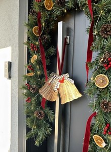 Ornement cloche en rotin naturel avec nœud écossais et breloque pain d'épices, décoration de Noël traditionnelle à suspendre pour l'intérieur - Product Image 6