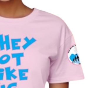 T-shirt rose clair à manches courtes et col rond avec imprimé graphique bleu, vêtement décontracté pour tous les jours, streetwear confortable - Product Image 5