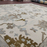 Tapis fait main en laine beige ivoire et vert sauge, avec des accents de beige discret, de vert sauge et de gris clair, grand tapis noué à la main.