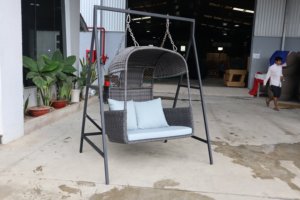 Fauteuil suspendu en osier d'extérieur avec support métallique, causeuse en rotin gris et coussins bleu clair pour terrasse et jardin - Product Image 5