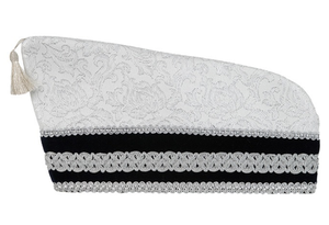 Casquette de prince de carnaval blanche et rouge brodée, style traditionnel, avec bordure dorée, pour festivals et événements, vente en gros - Product Image 2