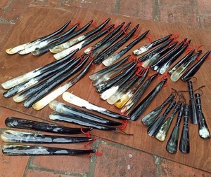 Calzador de cuerno largo hecho a mano con acabado suave, herramienta premium para el cuidado del calzado de madiha art crafts - Product Image 1