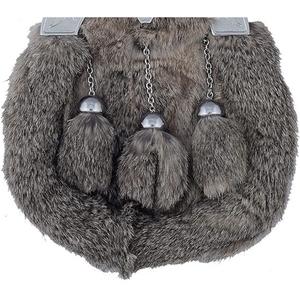 Sporran écossais personnalisé en fourrure avec cantle celtique argenté, trois pompons en fourrure et détails de chaîne pour une utilisation traditionnelle avec un kilt ou un sac des Highlands. - Product Image 3