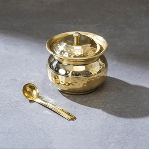 Pot à ghee en laiton fabriqué en Inde avec couvercle et cuillère, à prix direct usine abordable, idéal pour le ghee et autres produits à stocker dans la cuisine. - Product Image 3