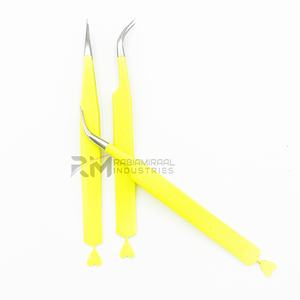 Pinzas para extensión de pestañas RMI Silver Tip con recubrimiento en polvo amarillo, juego de 2 pinzas con puntas diferentes: recta y curva. - Product Image 3