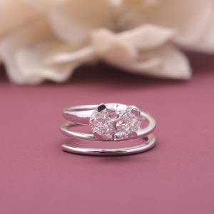Bague de fiançailles solitaire moderne en or blanc/rose et or jaune 9 carats avec diamant ovale cultivé en laboratoire certifié IGI, sertie en spirale - Product Image 1