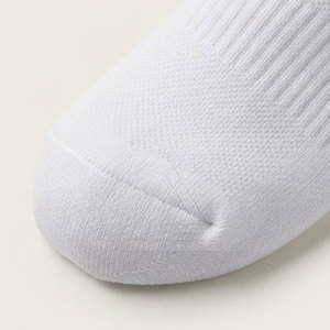 Chaussettes de cricket athlétiques légères et respirantes en tissu sportif, confortables pour l'entraînement et les matchs. - Product Image 3