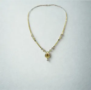 Ensemble élégant de collier et de boucles d'oreilles en or avec accents en forme de cœur et pendentif en forme de larme pour les mariages, les fêtes et les occasions festives - Product Image 3