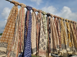 Sarong indien en coton fait main avec imprimé au bloc et détails Zari, paréo de plage pour femme, sarong en coton premium imprimé au bloc - Product Image 3