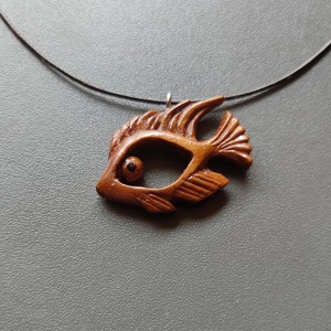 Collar con colgante de pez de madera tallado a mano, diseño minimalista marrón natural para hombres y mujeres, regalo de joyería - Product Image 6