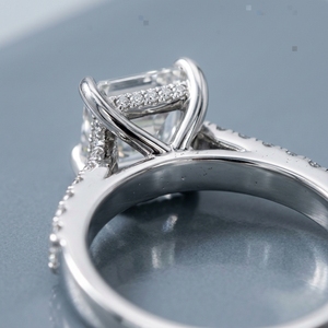 Anillo de Lujo para Mujer en Oro de 10k, 14k y 18k con Diamante Cultivado en Laboratorio de Corte Esmeralda y Diamante de Corte Radiante en Oro Amarillo de Dos Tonos - Product Image 3