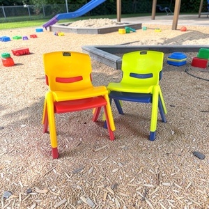 Chaise d'école empilable en plastique pour enfants, idéale pour la maternelle, la garderie, l'extérieur, le salon, la cuisine, chaise colorée pour enfants - Product Image 6