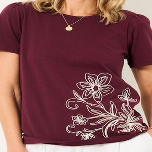 Camiseta de Mujer con Cuello Redondo y Bordado Floral Color Borgoña, Manga Corta, Corte Regular, Informal, 100% Algodón, Tejido de Punto, Diseño Personalizado - Product Image 3