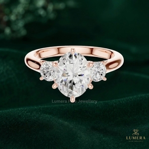 Anillo de Compromiso de Diamantes Ovalados de Diseño, Diseño de Tres Piedras con Dos Diamantes Redondos Brillantes Laterales, Anillo con Engaste Seguro - Product Image 2