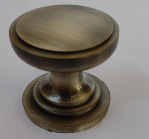 Perilla de latón fundido con acabado en latón antiguo - Product Image 1